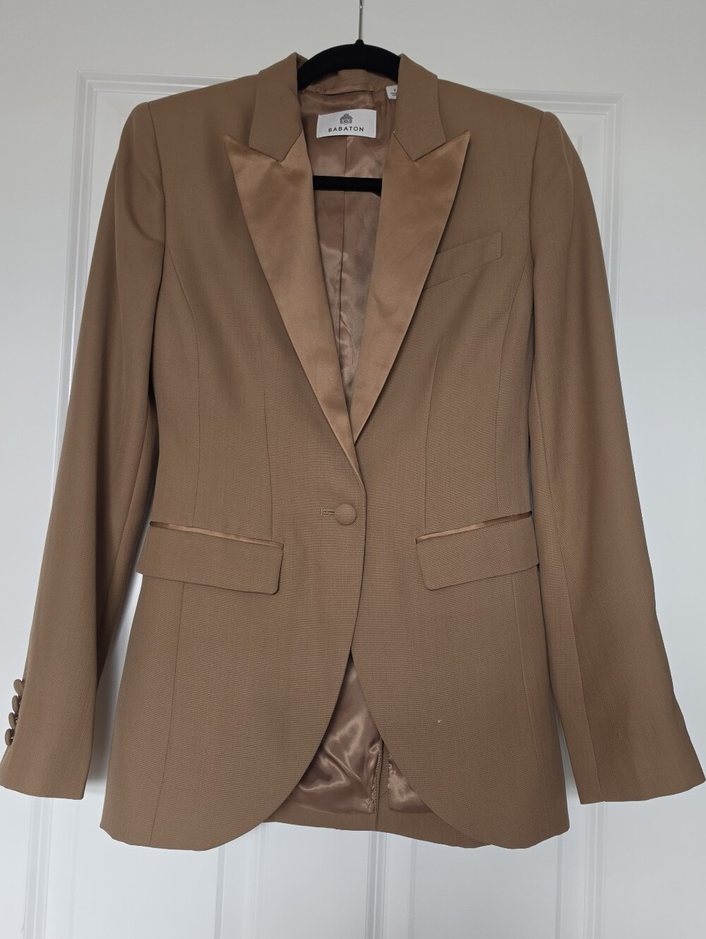 Babaton Tailored Tan Satin-Lapel Blazer. Camel. Size 2.